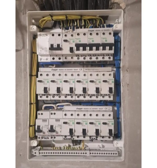 Бокс нишу ЩРв-П-12М белая дверь Basic E (с клеммами)ABB 1SZR004002A1104 Бокс нишу ЩРв-П-12М бела в Москве